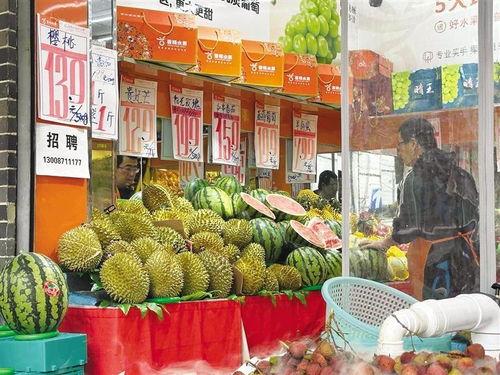 水果市场吃瓜,水果市场里的甜蜜诱惑